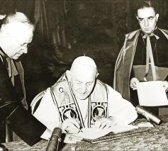 Paus Johannes XXIII ondertekent op 9 april 1963 de encycliek Pacem in Terris.  © AFP-Archief