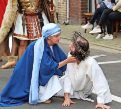 In de groep van de kruisweg wordt Maria’s pijn verbeeld tijdens de lijdensweg van haar zoon. © Kroningscomité Tongeren