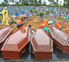 Coronadoden worden begraven in een massagraf in Manaus, in de Amazone. © Belga Image