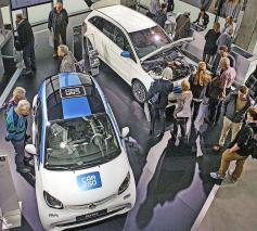 De deeleconomie groeit. Een autobedrijf presenteert speciaal ontworpen deelauto’s.  © Belga Image