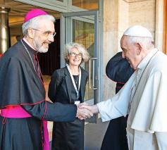Paus Franciscus met drie hoofdrolspelers van de synode: ondersecretarissen Luis Marin de San Martin en Nathalie Becquart, en rechts secretaris-generaal Mario Grech.  © KNA-Bild