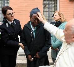 Paus Franciscus zegent een gedetineerde van Rebibbia, waar hij voor de tweede keer Witte Donderdag viert en de voeten van gevangenen wast. © Vatican Media