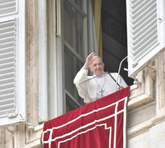 Paus Franciscus groet de gelovigen op het Sint-Pietersplein © Vatican Media