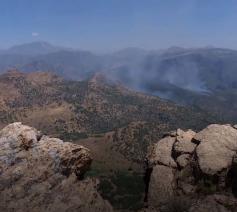 Zondagmorgen stegen her en der rookpluimen op na de bombardementen in het bergachtige gebied rond Zakho © Rudaw TV