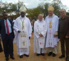Een Belgische delegatie, onder leiding van bisschop Bonny, nam aan de herdenking deel © Infoatho.be