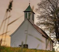 kerk op heuvel © Lars_Nissen via Pixabay