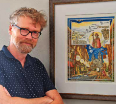 Geert De Sutter bij één van de originele prenten over Compostela. Elke prent is een ontdekking van hoe mensen toen op weg gingen.  © Tony Dupont