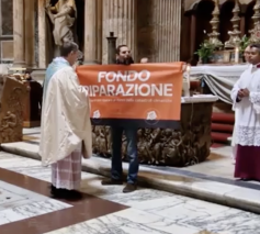 De priester liet even begaan en vroeg de demonstranten toen om weg te gaan. © Corriere della sera