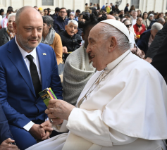 Dominique Persoone (centraal) met zijn zakenpartner Dimitri Moreels bij de paus. © Dominique Persoone