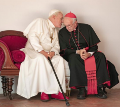 Links Anthony Hopkins als paus Benedictus XVI, naast hem Jonathan Pryce als paus Franciscus. © Netflix