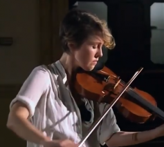 Caroline Shaw speelt zelf de versie voor altviool. © YouTube