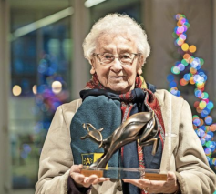 Lydia uit Wilrijk met de trofee die ze kreeg als meest verdienstelijke inwoner. © Tom Cornille