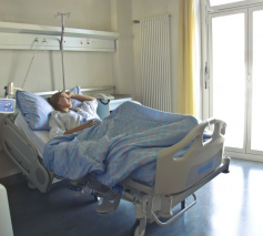 'Een ziekenhuisopname is voor veel mensen als een druk op de pauzeknop. Het leven buiten raast voort, maar jij ligt ziek in bed.' © Pexels