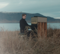 Sterpianist Vikingur Olfasson nam bij de muziek een sfeervolle videoclip op. © Deutsche Grammophon / Youtube