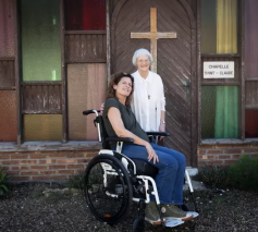 Nathalie ontmoet zuster Bernadette Moriau, aan wie het zeventigste en laatste erkende mirakel van Lourdes zich voltrok.  © Canvas
