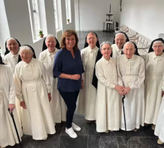 Presentatrice Astrid Joosten is drie dagen te gast bij de zusters Norbertinessen van priorij Sint-Catharinadal. © NPO2