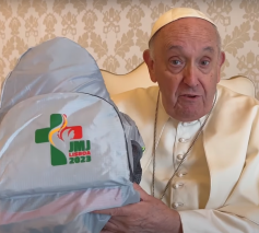 Zijn - symbolische - rugzak staat klaar, toont de paus: hij is klaar om naar Lissabon te komen. © Vatican Media
