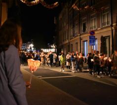 De 19de editie van de Kroningsfeesten werd afgesloten met een lichtprocessie.  © Tony Dupont