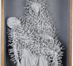 Piëta 'Spijkermadonna', 1967, assemblage van gips, verf, ijzer, hout © Jacques Frenken