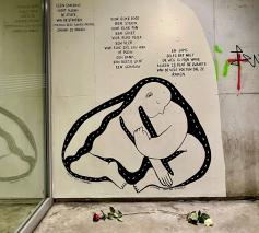 Een muurschildering aan de fietsenparking in het Centraal Station herinnert voorbijgangers er voortaan aan dat hier mensen slapen en sterven.  © Shalini Van Dooren