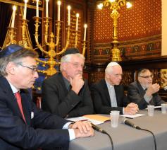 Philippe Markiewicz (voorzitter Centraal Israëlitisch Consistorie), pastor Steven H. Fuite, kardinaal Jozef De Kesel, opperrabbijn Albert Guigui en Thomas Gergely © Arthur Volponi