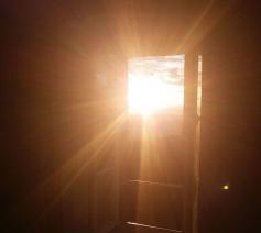 zonlicht door raam - Paastijd © Lieve Gommers