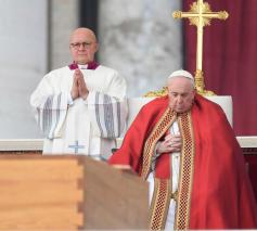 Paus Franciscus tijdens de uitvaart van de emeritus paus © Vatican Media