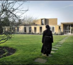 Op weg ... naar de clarissen van het Monasterium Zonnelied in Oostende. © Violet Corbett-Brock