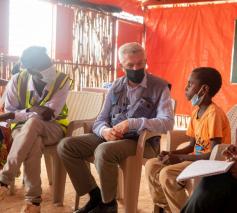 VN-Vluchtelingencommissaris Filippo Grandi in gesprek met Ethiopische vluchtelingen © UN-HCR/Samuel Otieno