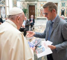 Emmanuel Van Lierde overhandigde zijn boek 'Welkom, in Rome' onlangs ook aan paus Franciscus © L’Osservatore Romano