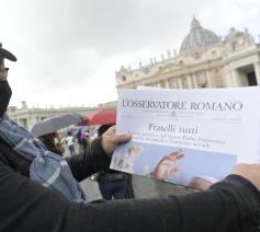 Op het Sint-Pietersplein neemt deze man meteen kennis van de encycliek 'Allen broeders'. © Vatican Media