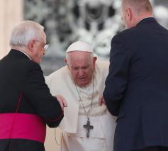 Paus Franciscus is steeds sterker aangewezen op hulp © Vatican Media