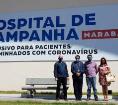 Bisschop Vital Corbellini van Marabá voor het ziekenhuis in Campanha © VaticanMedia