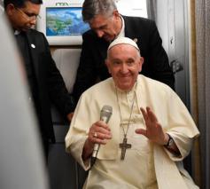 Paus Franciscus tijdens de terugvlucht uit Canada © Vatican Media