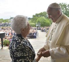 Paus Franciscus wordt begroet door Maria Voce © Vatican Media