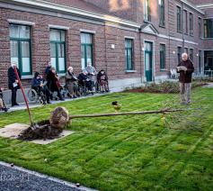 Boomplanting bij zusters augustinessen 10 december 2020 © WZC Avondvrede, foto: Mario Depoorter