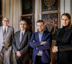 Eerste gedeputeerde Luk Lemmens, secretaris Jan Eeckhout van de kathedrale kerkfabriek, schepen Björn Siffer en museumdirecteur Kristl Strubbe bij de unieke reeks wapenborden.  © Sophie Nuytten - Museum Hof van Busleyden