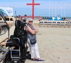 Ingrid De Vos bij de opnames van de tv-mis met zeewijding in juli laatst. © Guido Honnay