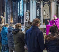 Zegen van huwelijkskandidaten in de Sint-Baafskathedraal in Gent © Bisdom Gent, foto: Frank Bahnmüller 