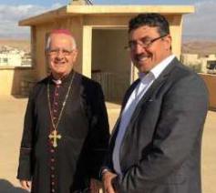 Khalil Al-Rasho met de Chaldeeuwse bisschop Mikhael Maqdassi in Alqosh © Internationale Vereniging voor de Mensenrechten