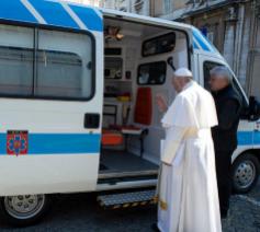Paus Franciscus schonk aan kardinaal Krajewski een ambulance voor inzet bij daklozen © Vatican Media