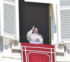 Paus Franciscus spreekt het angelusgebed uit © Vaticaan Media