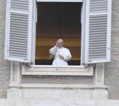 Paus zegent handvol gelovigen op een leeg Sint-Pietersplein tijdens het angelus © Vatican Media