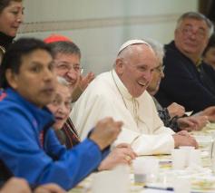 Paus Franciscus tijdens een maaltijd met armen in 2015 © Vatican Media