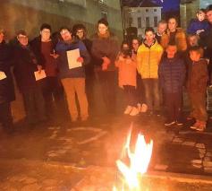 Met jong en oud vanuit de verschillende parochies rond de verbranding van de oude palmtakjes. Gerda gaf een woordje uitleg bij de betekenis van dit ritueel. © hc 