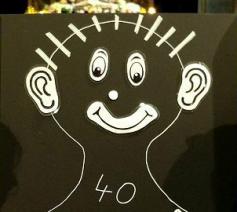 “Veertig dagen delen voor meer,” nodigt het vastenmannetje ons uit. Hij krijgt deze vastentijd zijn stek in de kerk van Rode, maar zijn vraag richt zich tot ons allen. © hc 