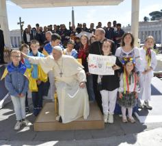 Zittend, tijdens een ontmoeting met kinderen uit Oekraïne © Vatican Media