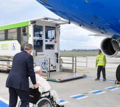Paus Franciscus bij zijn vertrek op de luchthaven van Rome Fiumicino © Vatican Media