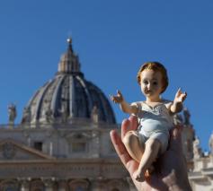 Paus Franciscus zegende gisteren de beeldjes van het Kerstkind © Vatican Media