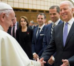 Joe Biden had in 2016 een ontmoeting met paus Franciscus © Vatican Media